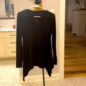 Cute top! Neckline and hem is so cute!